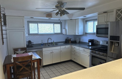 Green Tree House | Convenient to DT, Airport, Stadiums-Free Parking!