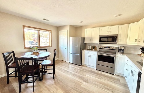 St. Louis County Apartment | Convenient to the North Shore walk to Lake Superior, centrally located 2 bedroom