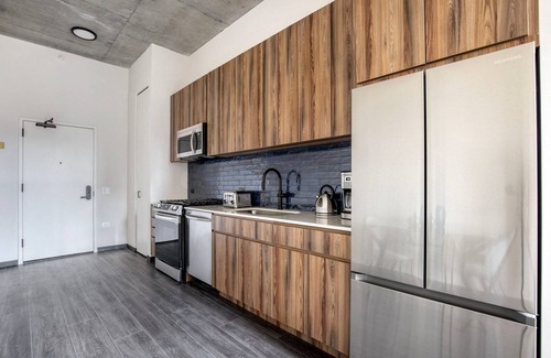 Near West Side Apartment | Convenient West Loop 1BR w/Gym & Rooftop, nr Union Park, by Blueground