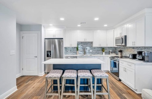 Metairie Apartment | Conveniently Located Contemporary 6 Bed/6 Bath 15 Min to Downtown