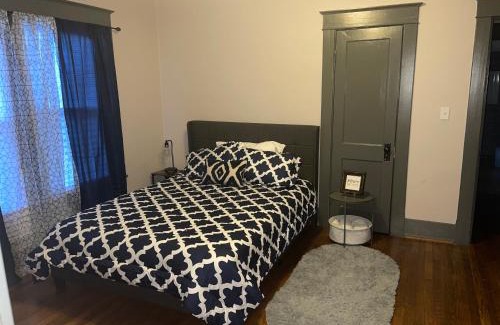 Birmingham House | Conveniently located spacious 3br Bush tavern