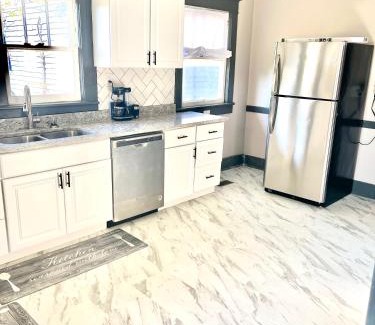 Birmingham House | Conveniently located spacious 3br Bush tavern