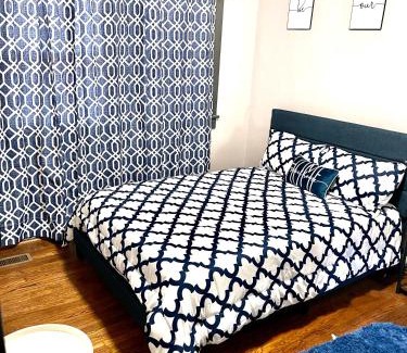 Birmingham House | Conveniently located spacious 3br Bush tavern