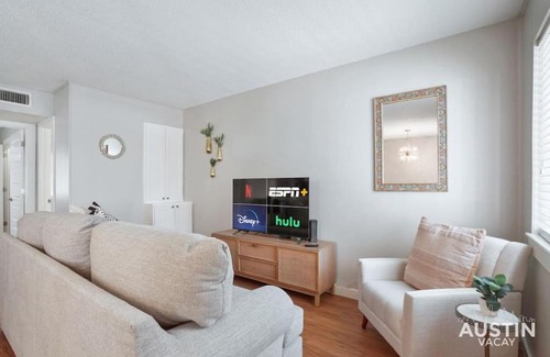 Hyde Park Apartment | Cook and Gather Around in a Fully Equipped Apartment