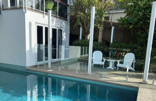 Stanmore Bay Apartment | Cool apartment surrounded by a pool & lovely lush tropical garden.