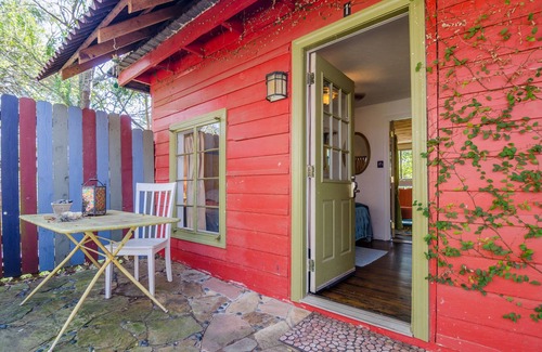 Travis Heights Cabin | Cool Artistic Treehouse Cabin Near South Congress Dist and Downtown!