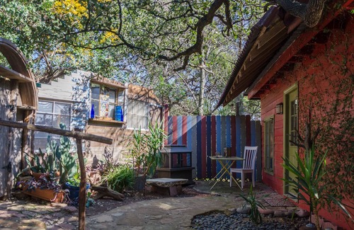 Travis Heights Cabin | Cool Artistic Treehouse Cabin Near South Congress Dist and Downtown!