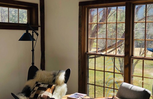Manchester House | Cool Barn renovation with views. 5 mins to hikes, restaurants, fishing and more!