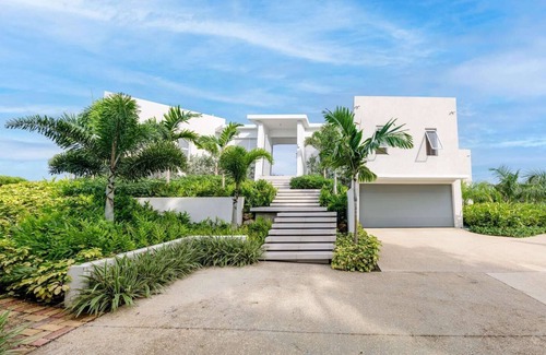 Deanes Villa | Cool Breeze Luxury villa