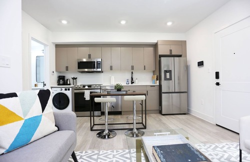 Brookland Bed & Breakfast | Cool & Spacious CitySkyline View Home in Brookland