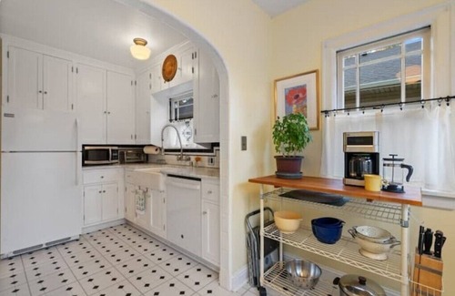 Lincoln House | Cool Uptown Village Stay