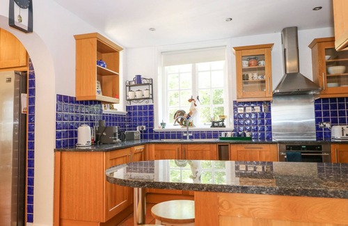 Meonstoke House | COOMBE PLACE HOUSE, pet friendly, luxury holiday cottage in Meonstoke