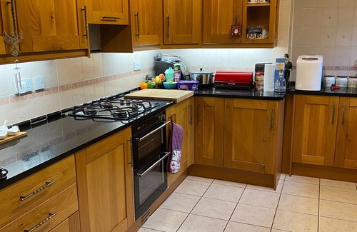 Milngavie House | COP26, convenient, can be split to 2 or 3 bedroom option. pro rata.