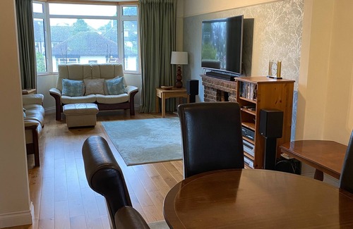 Milngavie House | COP26, convenient, can be split to 2 or 3 bedroom option. pro rata.