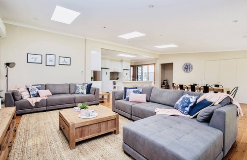 Copacabana House | Copa Capri-The Entertainer, Multiple Living Spaces, Flat 5 min Walk to Beach