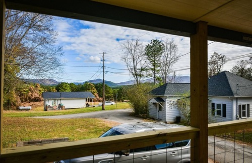 Ducktown House | Copper Duck Cottage-Hot tub- 1br/1ba- Wifi, Newly Remodeled!