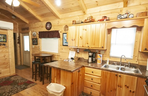 Blairsville Cabin | Copperhead Lodge Cabin 39. 2 Bedroom 1 Bath. Pet Friendly and Hot Tub