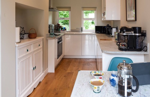 Alton Barnes Cottage | Copse Cottage - edge of village, countryside views, pub and shop 10 minute walk