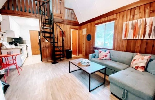 Vacation Village House | Coral Cottage-Pvt lake & pool access Near theme parks w/porch