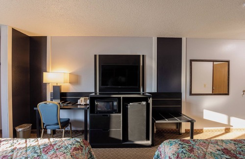 Hastings Hotel | Coratel Inn and Suites By Jasper Hastings - 2 Queen Bed Non Smoking