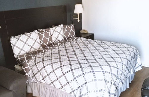 Hutchinson Hotel | Coratel Inn & Suites by Jasper Hutchinson - 1 King Suite with Sofa NS