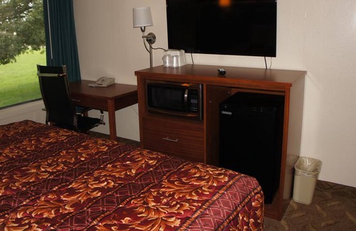 Waite Park House | Coratel Inn & Suites By Jasper Waite Park - Deluxe 1 King Bed Non-Smoking