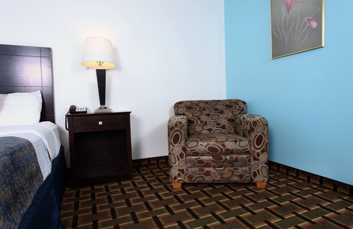 Newton Hotel | Coratel Inn & Suites By Jasper Newton - 1 King Bed NS