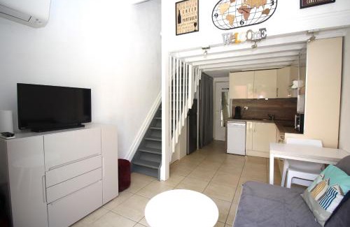 Les Arenes House | CORAUX - Maisonnette 4 pers avec piscine et parking