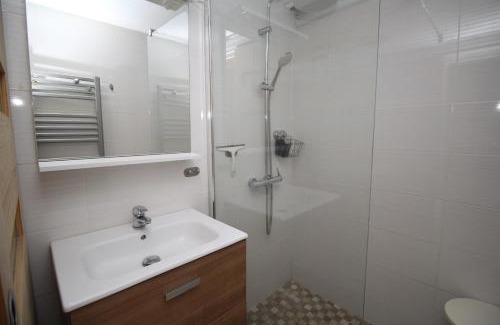 Les Arenes House | CORAUX - Maisonnette 4 pers avec piscine et parking