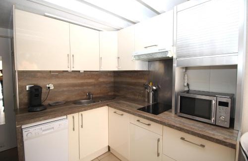 Les Arenes House | CORAUX - Maisonnette 4 pers avec piscine et parking