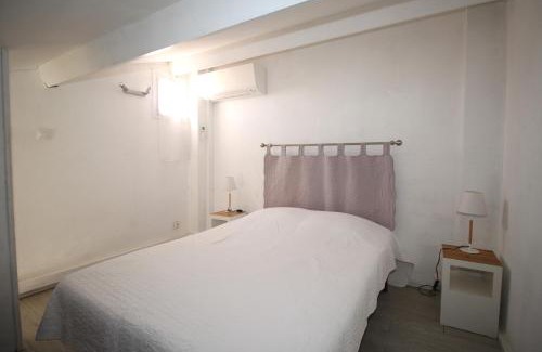 Les Arenes House | CORAUX - Maisonnette 4 pers avec piscine et parking