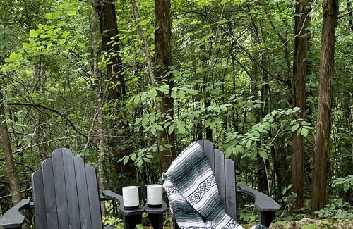 Chestnut Mound RV Rental | Cordell Cove GLAMPING with PRIVATE HOT TUB!