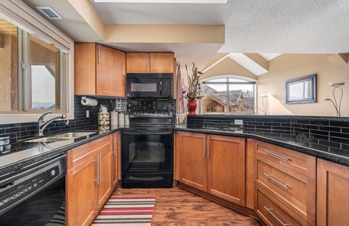 East Kootenay Condo | Corner Curio | Lake View| Pool | Hot Tub | Gym