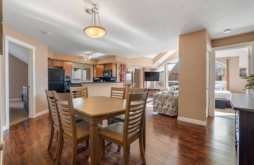East Kootenay Condo | Corner Curio | Lake View| Pool | Hot Tub | Gym