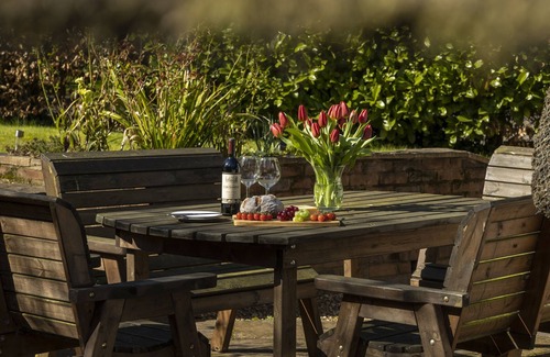 Harvington Cottage | Corner Thatch - a charming cottage that sleeps 4 guests in 2 bedrooms