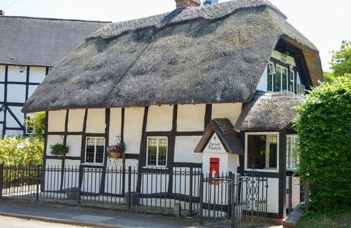 Harvington Cottage | Corner Thatch - a charming cottage that sleeps 4 guests in 2 bedrooms