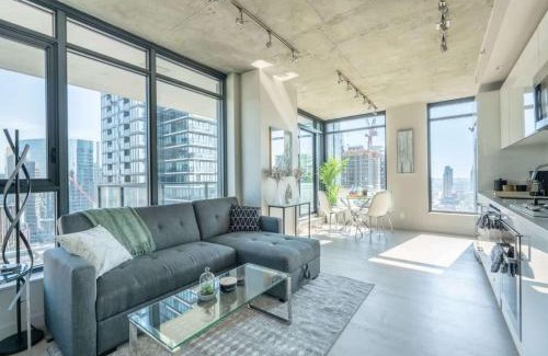 Connaught Apartment | Corner Unit DT Luxury Highrise Condo