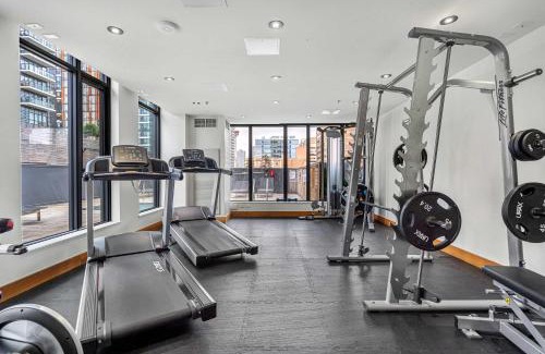 Connaught Apartment | Corner Unit DT Luxury Highrise Condo