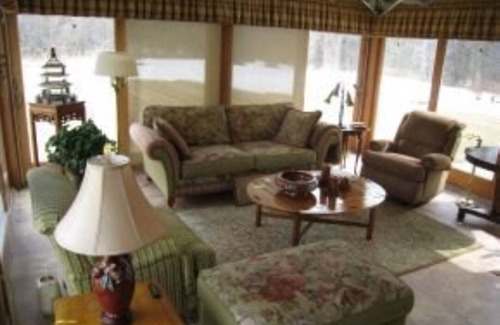 Black Wolf House | Corporate Executive Rental for EAA Airventure Close to EAA w/flying over house!