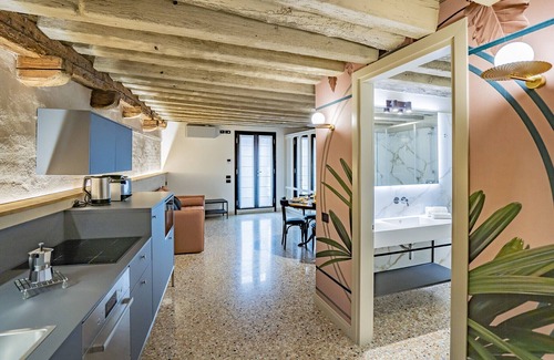 Castello Apartment | Corte Rubbi 5514 Two-bedroom with Canal View