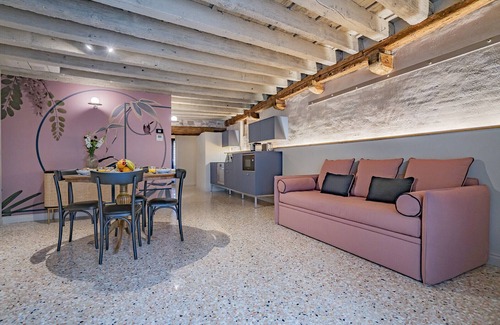 Castello Apartment | Corte Rubbi 5514 Two-bedroom with Canal View