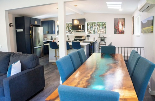 Hacienda House | Cosmo Retreat~Stylish Fun in the Redwoods w/BocceBall/HotTub/Pup/WiFi/AC