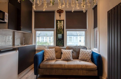 Dudden Hill House | Cosy 1 Bed Duplex - Close to Metro - NW2