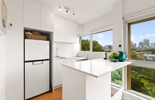 Potts Point Apartment | Cosy 1-Bed with Swimming Pool Facing Opera House