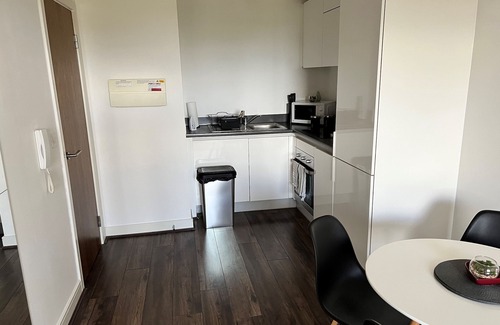 Brierley Hill Apartment | Cosy 1 bedroom/relocation apartment free parking