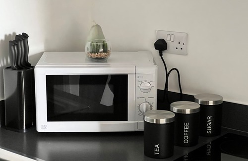 Brierley Hill Apartment | Cosy 1 bedroom/relocation apartment free parking