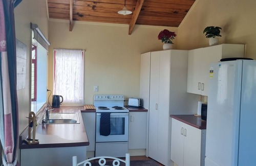 Omapere House | Cosy 2 bed bach - 3 mins walk from beach - can sleep 8!