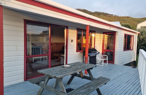 Omapere House | Cosy 2 bed bach - 3 mins walk from beach - can sleep 8!