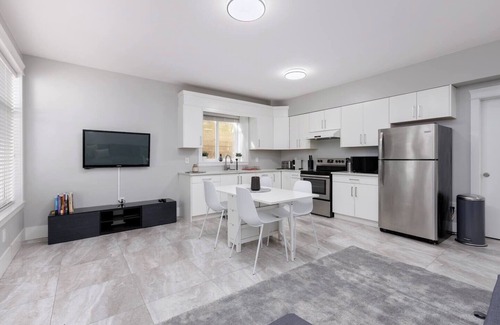 Delta Apartment | Cosy 2-Bed Basement Suite in Quiet Neighbourhood