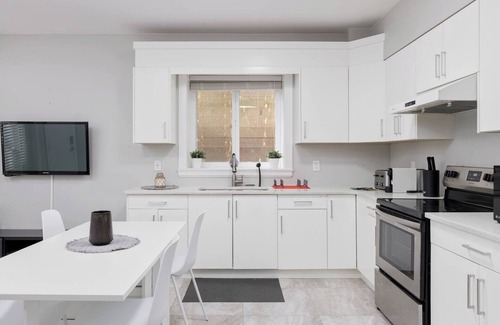 Delta Apartment | Cosy 2-Bed Basement Suite in Quiet Neighbourhood
